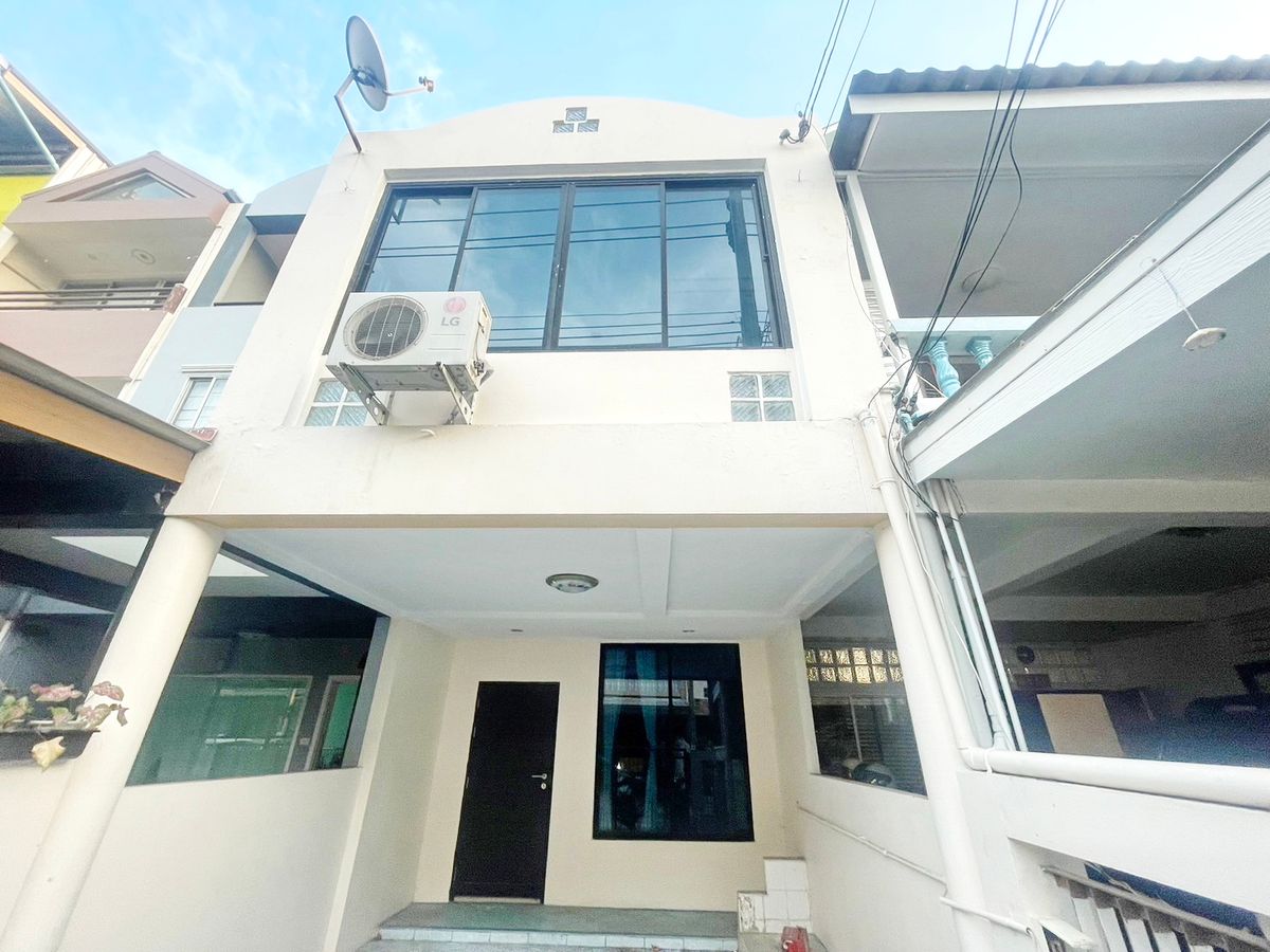 ขายทาวน์โฮมโชคชัย4 ลาดพร้าว71 : HK0140😍 For SELL ขาย ทาวน์เฮ้าส์ Townhouse 2 ชั้น,🚪4 ห้องนอน🚄ใกล้ MRT ลาดพร้าว 🏢ลาดพร้าว🔔พื้นที่บ้าน:18.00ตร.วา🔔พื้นที่ใช้สอย:120.00ตร.ม.💲ขาย:4,300,000฿📞O99-5919653,O65-9423251✅LineID:@sureresidence
