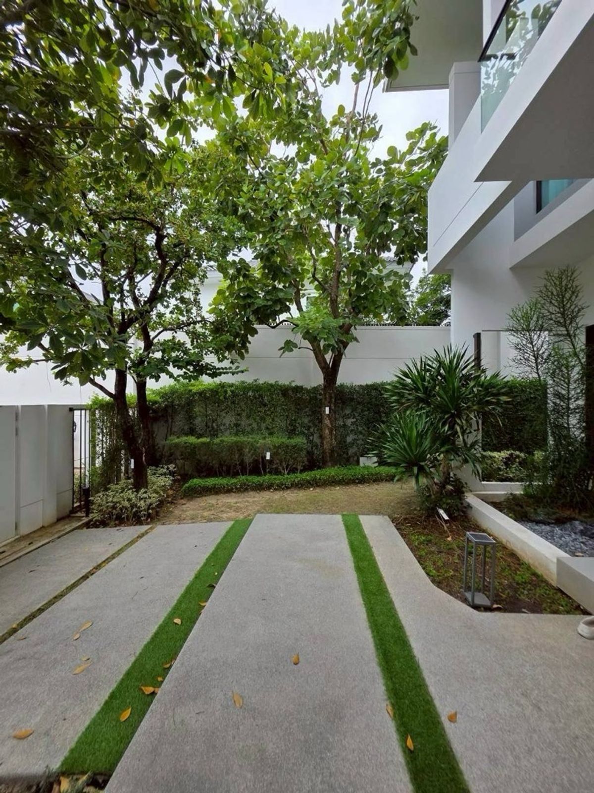 For RentHouseSamut Prakan,Samrong : Manthana Bangna Km. 15 | Beautiful new house, ready to be near the central garden.