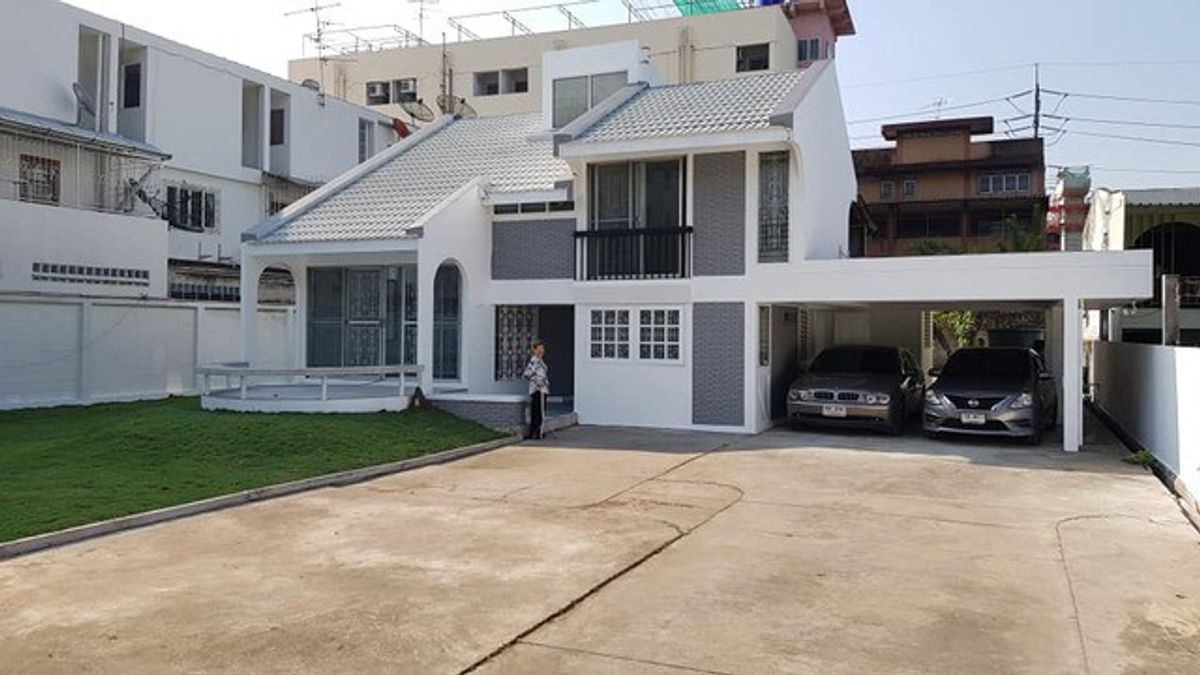 For RentHouseNawamin, Ramindra : 200sq.wah house, suitable for a business or restaurant at soi Ram-Intra19 , 200 meters from the BTS.