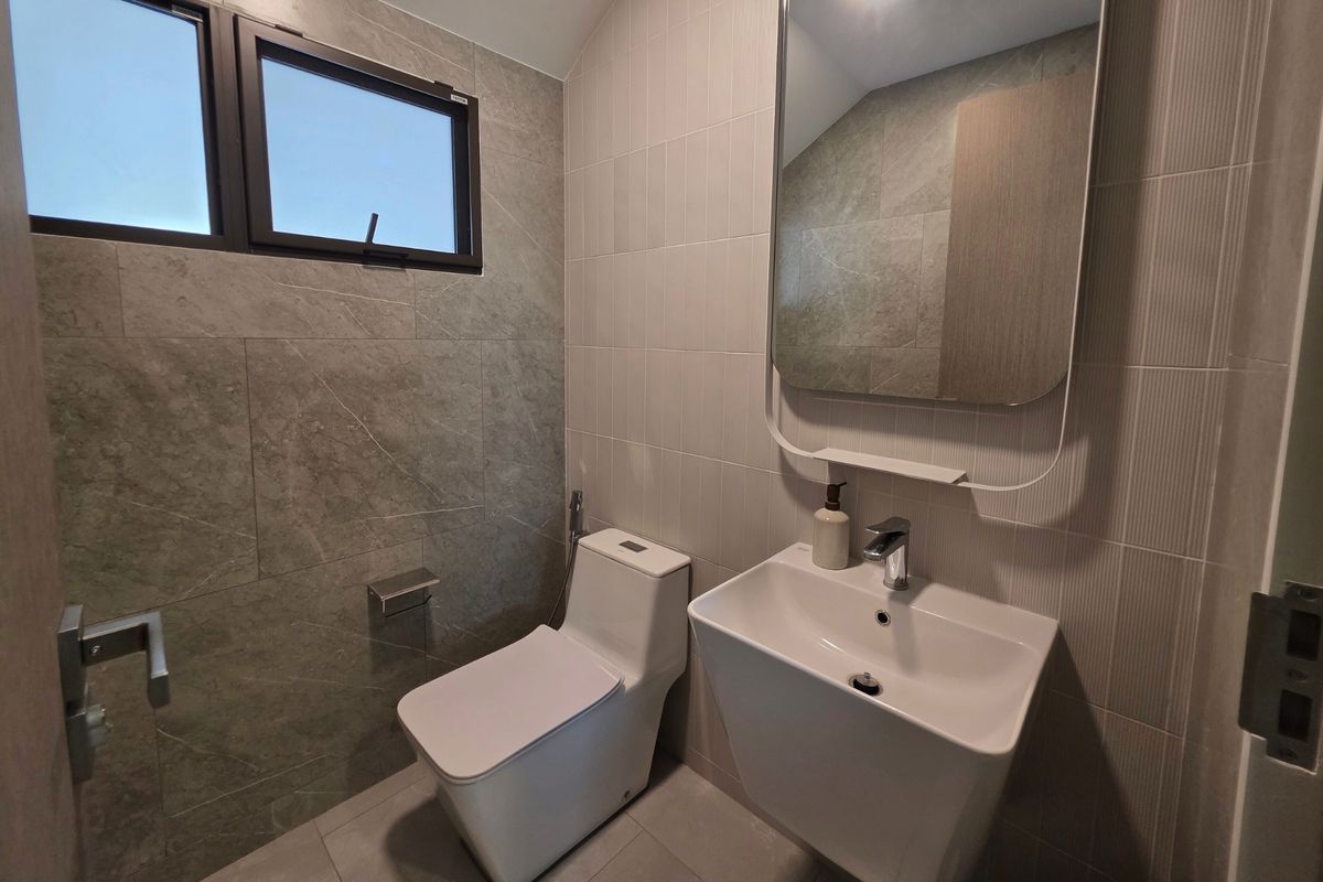 For RentHouseSamut Prakan,Samrong : Ready to move modern house for rent mantana Bangna km15 near clubhouse