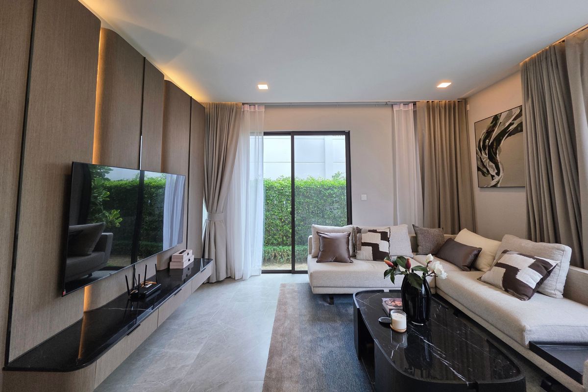 For RentHouseSamut Prakan,Samrong : Ready to move modern house for rent mantana Bangna km15 near clubhouse