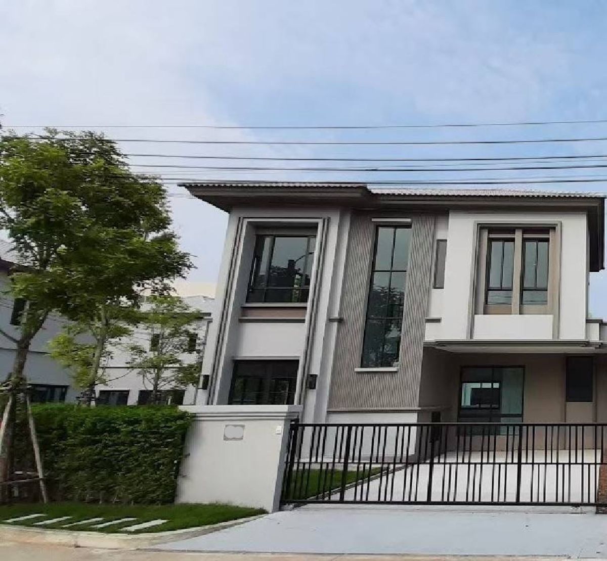 For RentHouseNawamin, Ramindra : home with new curtains and new A/C and 3 bedrooms have ensuite bathrooms. on Sukhaphiban 5 Road, near the expressway.