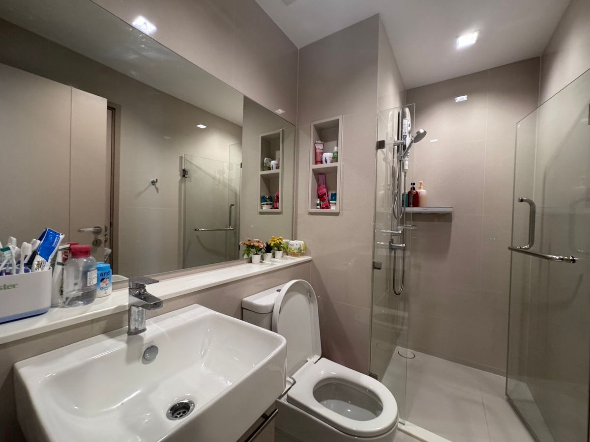 For RentCondoThaphra, Talat Phlu, Wutthakat : That is ready to rent Life Sathorn Sierra 2 bedrooms. The room is very beautiful. Inquire and make an appointment.