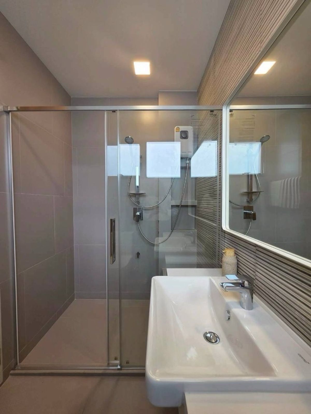 For RentHouseSamut Prakan,Samrong : Manthana Bangna Km. 15 | Beautiful new house, ready to be near the central garden.