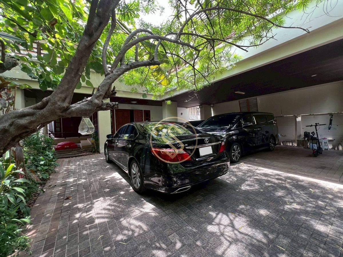 ให้เช่าบ้านอารีย์ อนุสาวรีย์ : ให้เช่าบ้านเดี่ยว 2 ชั้น ใจกลางอารีย์ 102 ตารางวา 350 ตารางเมตร ซอยอารีย์ 4 ฝั่งเหนือ (ซ.กิ่งชำนาญอักษร)