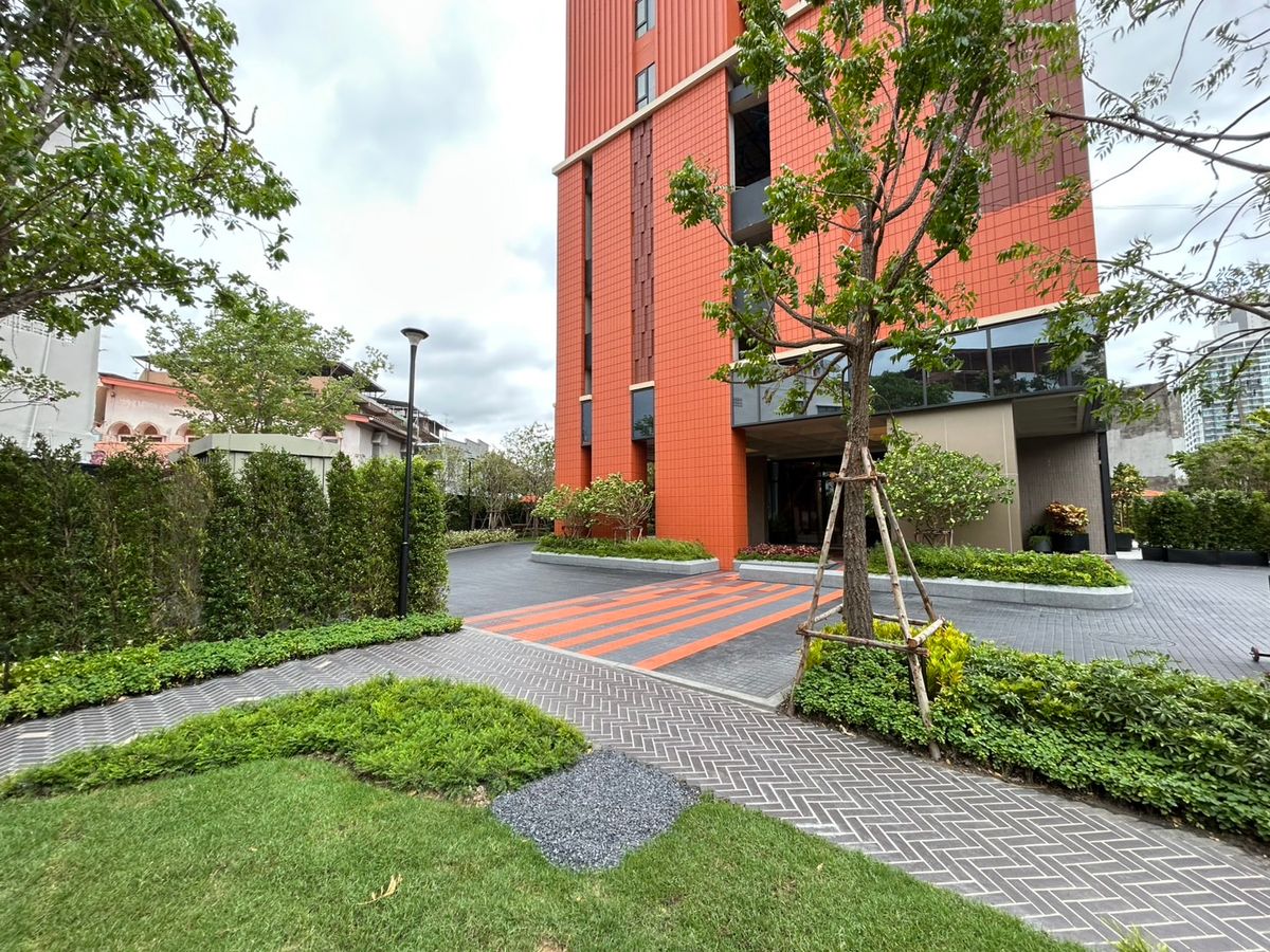 For SaleCondoWongwianyai, Charoennakor : 2 bedrooms. Flow your life at Flo by sansiri. Every day will be smooth ... 📍 Golden location + full central.