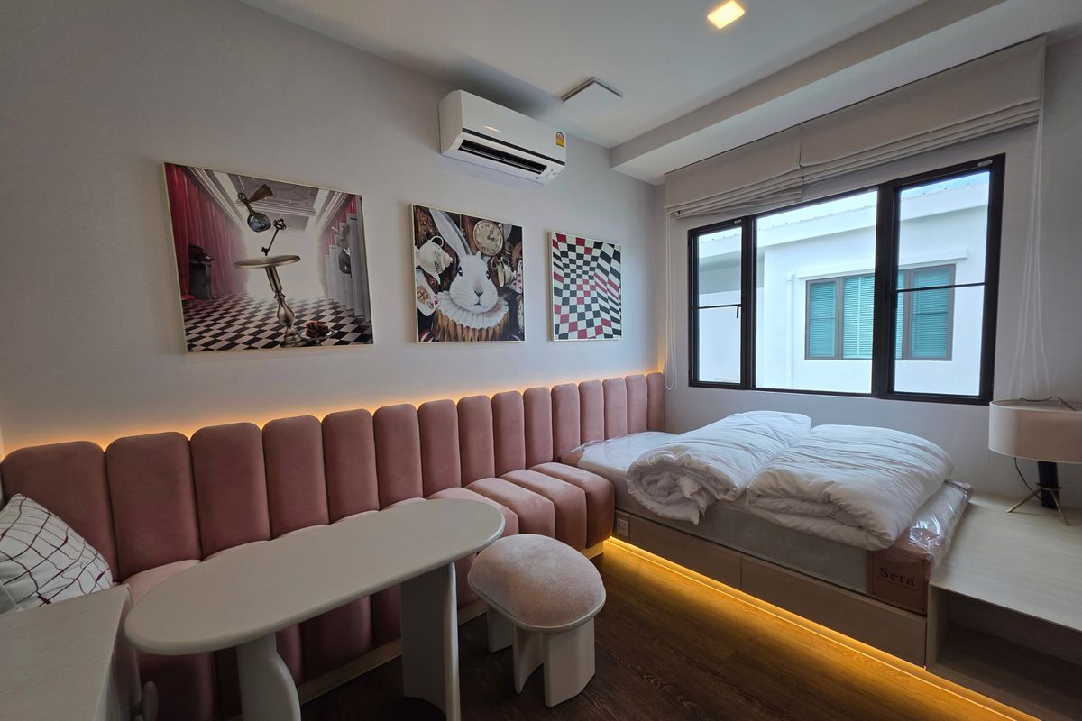 For RentHouseSamut Prakan,Samrong : Ready to move modern house for rent mantana Bangna km15 near clubhouse