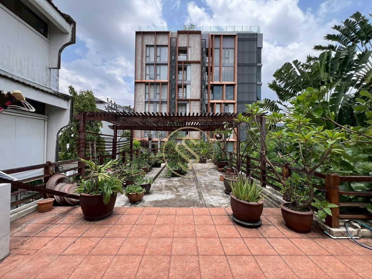 ให้เช่าบ้านอารีย์ อนุสาวรีย์ : ให้เช่าบ้านเดี่ยว 2 ชั้น ใจกลางอารีย์ 102 ตารางวา 350 ตารางเมตร ซอยอารีย์ 4 ฝั่งเหนือ (ซ.กิ่งชำนาญอักษร)