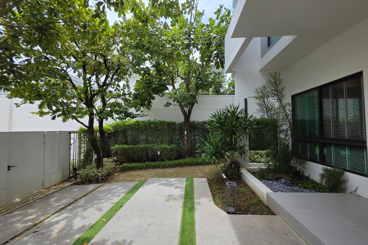 For RentHouseSamut Prakan,Samrong : Ready to move modern house for rent mantana Bangna km15 near clubhouse