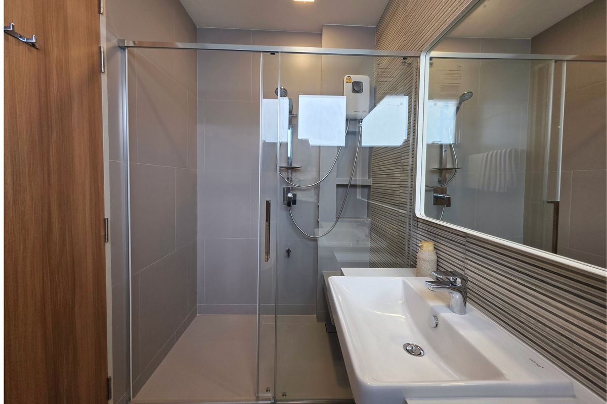 For RentHouseSamut Prakan,Samrong : Ready to move modern house for rent mantana Bangna km15 near clubhouse