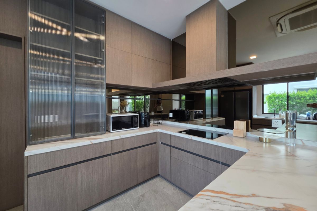 For RentHouseSamut Prakan,Samrong : Ready to move modern house for rent mantana Bangna km15 near clubhouse