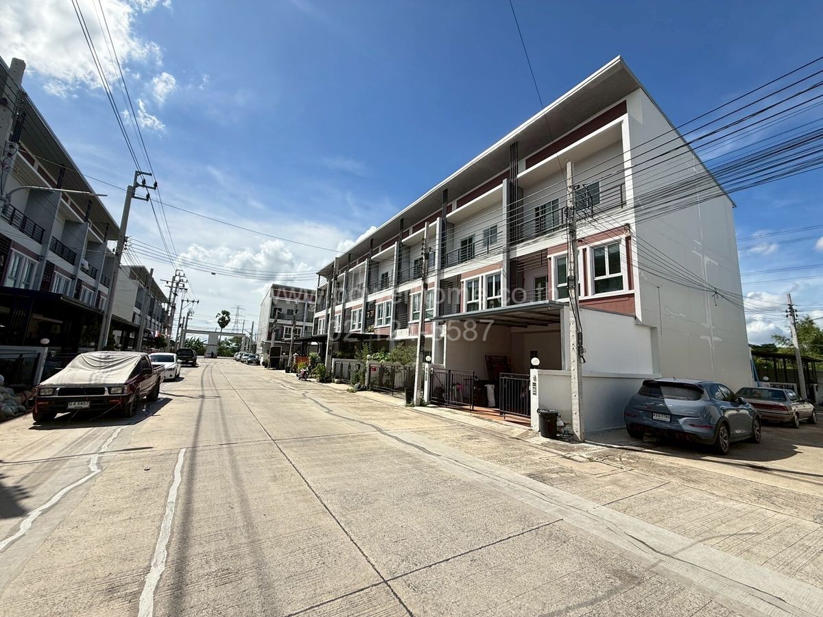 For SaleTownhomeNonthaburi, Bang Yai, Bangbuathong : Sakrarat Village 11, Bang Kruai Sai Noi Road, Khlong Kwang Subdistrict, Sai Noi District, Nonthaburi Province, good location near Index Living Mall