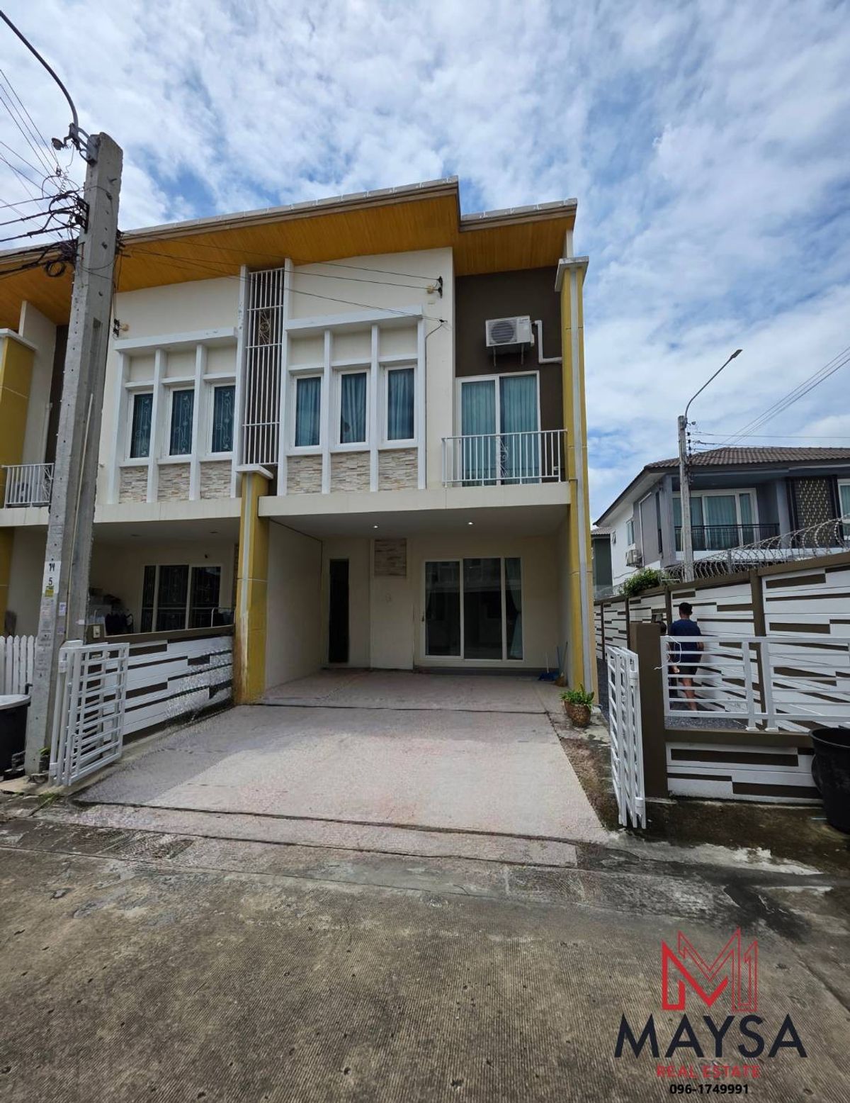 For RentTownhomeLadkrabang, Suwannaphum Airport : 🏠 ให้เช่า โกลเด้น ทาวน์ บางนา-กิ่งแก้ว  ✈️ ใกล้สนามบินสุวรรณภูมิ 7.8 กม มีเครื่องใช้ไฟฟ้าและเฟอร์นิเจอร์บางส่วน พร้อมเข้าอยู่  ✅✅		