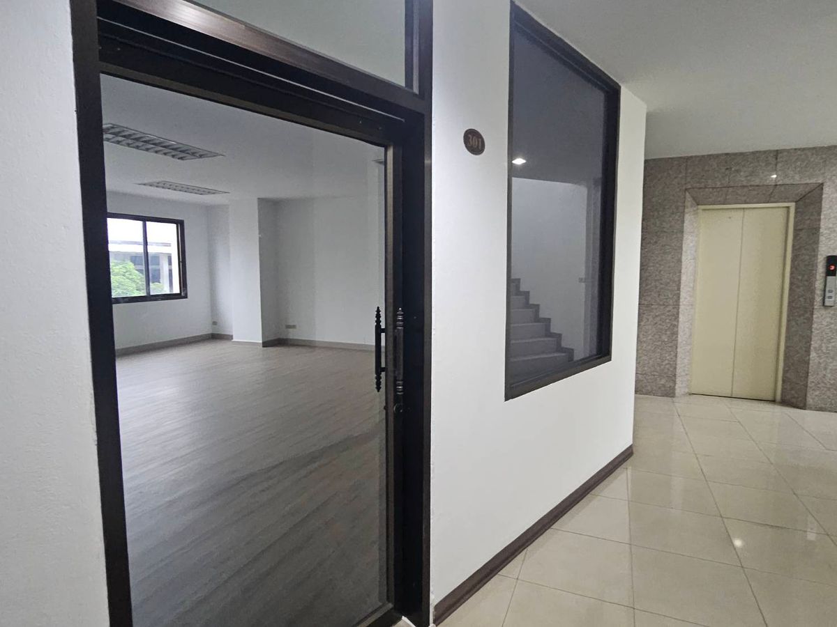 ให้เช่าสาทร นราธิวาส : พื้นที่ให้เช่า ทำออฟฟิศได้ ขนาด 60 ตรม ทำเลดี นราธิวาส ซอย8 ใกล้ bts ช่องนนทรี 20,000เดือน