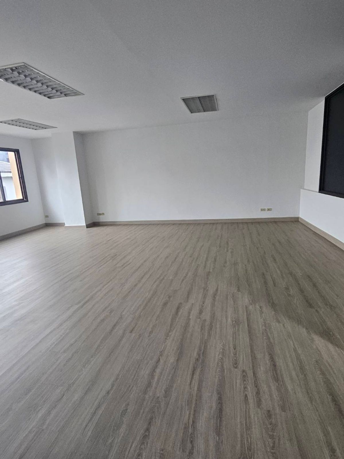 ให้เช่าสาทร นราธิวาส : พื้นที่ให้เช่า ทำออฟฟิศได้ ขนาด 60 ตรม ทำเลดี นราธิวาส ซอย8 ใกล้ bts ช่องนนทรี 20,000เดือน