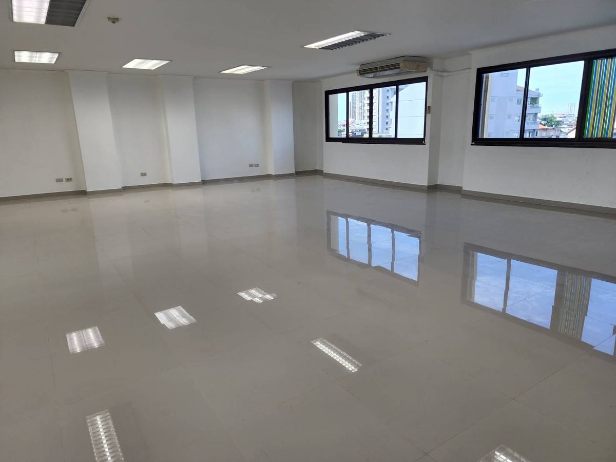 ให้เช่าสำนักงานสาทร นราธิวาส : ออฟฟิศให้เช่า ขนาด 160 ตรม ใกล้bts ช่องนนทรี ซอยนราธิวาส10 ให้เช่า 35,000/เดือน สอบถามนัดชมได้ครับ