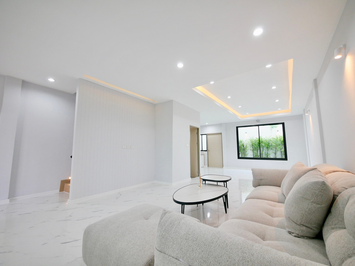 For SaleTownhomeKaset Nawamin,Ladplakao : Sell ​​3 -story townhome, Soi Khubon 27, just 3 minutes to Ram Inthra Road, size 24 sq.w., 3 bedrooms, 3 water, newly decorated water.