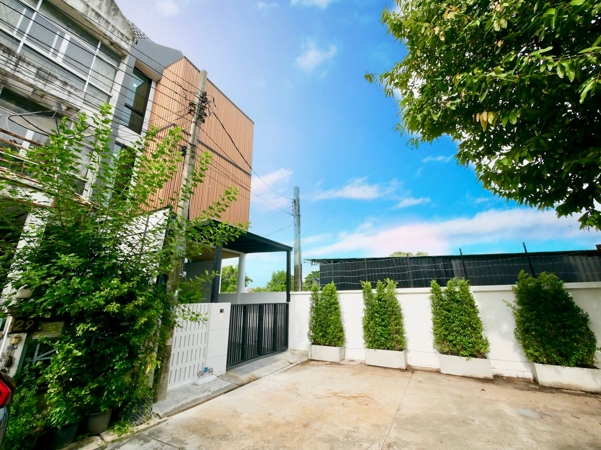 For SaleHome OfficeNawamin, Ramindra : Sell ​​3 -story Home Office, new renovation, Soi Khubon 27, size 24 sq.m., there is a parking lot in front of the building Decorated with