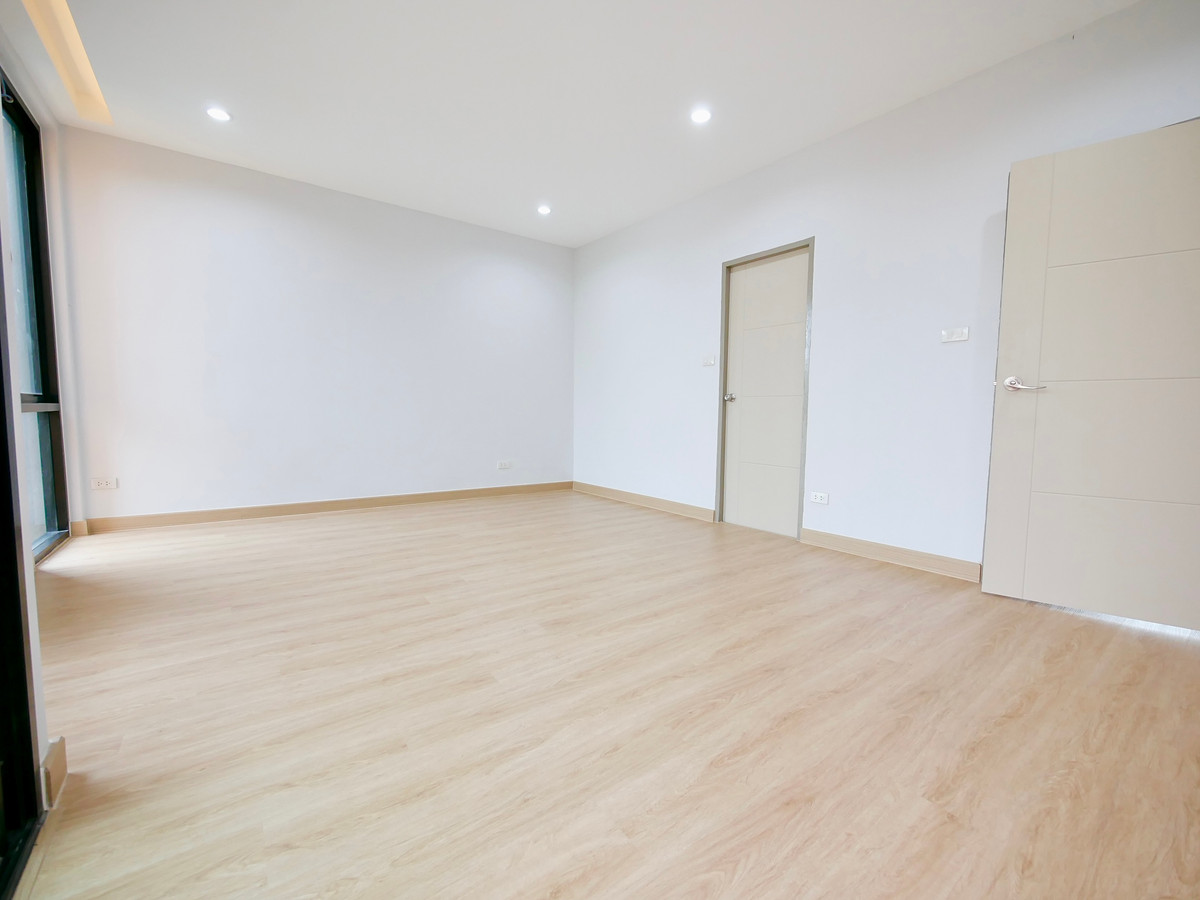 For SaleHome OfficeNawamin, Ramindra : Sell ​​3 -story Home Office, new renovation, Soi Khubon 27, size 24 sq.m., there is a parking lot in front of the building Decorated with