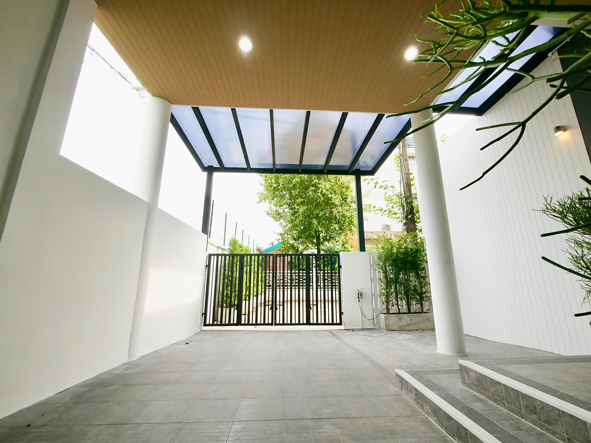 For SaleHome OfficeNawamin, Ramindra : Sell ​​3 -story Home Office, new renovation, Soi Khubon 27, size 24 sq.m., there is a parking lot in front of the building Decorated with