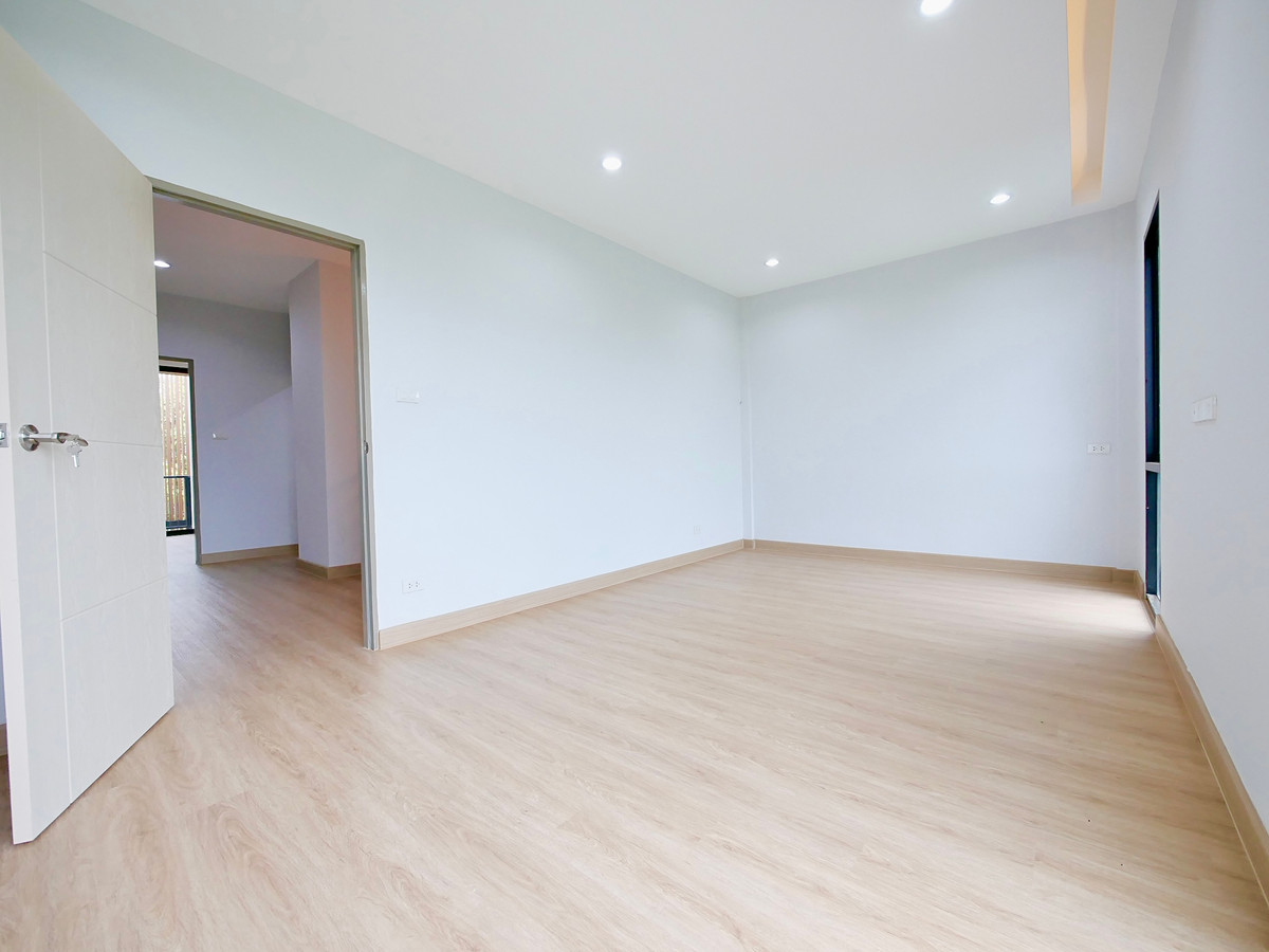 For SaleHome OfficeNawamin, Ramindra : Sell ​​3 -story Home Office, new renovation, Soi Khubon 27, size 24 sq.m., there is a parking lot in front of the building Decorated with