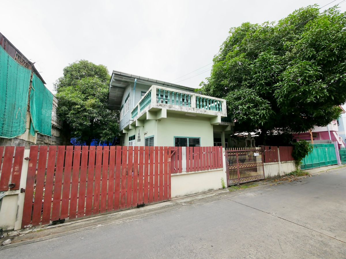 For SaleHouseOnnut, Udomsuk : Cheap !! 2 -storey detached house for sale, Soi Chalam Phra Kiat 14, 24 junction, size 60 sq.w. 3 bedrooms, 2 bathrooms, suitable for buying to renovate itself.