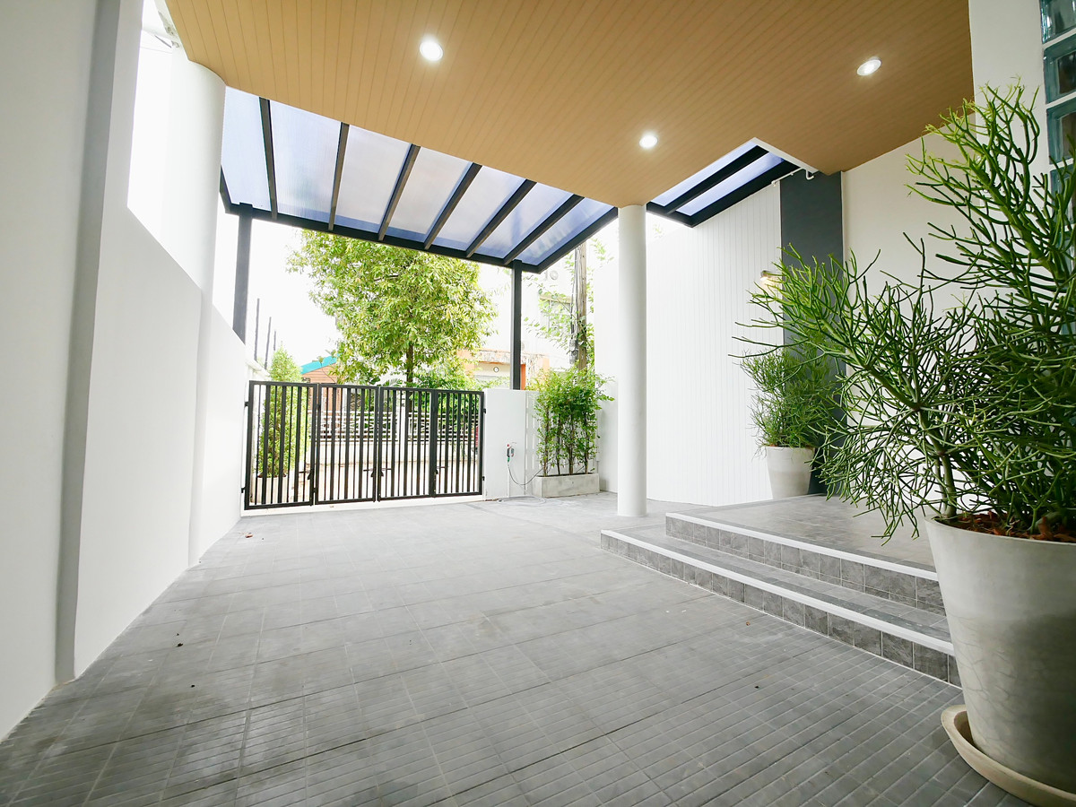 For SaleHome OfficeNawamin, Ramindra : Sell ​​3 -story Home Office, new renovation, Soi Khubon 27, size 24 sq.m., there is a parking lot in front of the building Decorated with