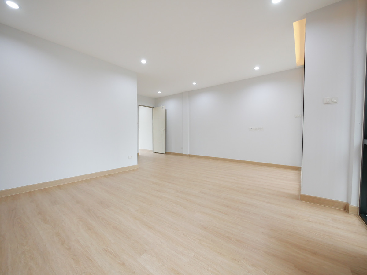 For SaleHome OfficeKaset Nawamin,Ladplakao : Sell ​​3 -story Home Office, new renovated 4 minutes to the Pink Line, Soi Khubon 27, size 24 sq.w.. There is a parking lot in front of the building. Decorated with