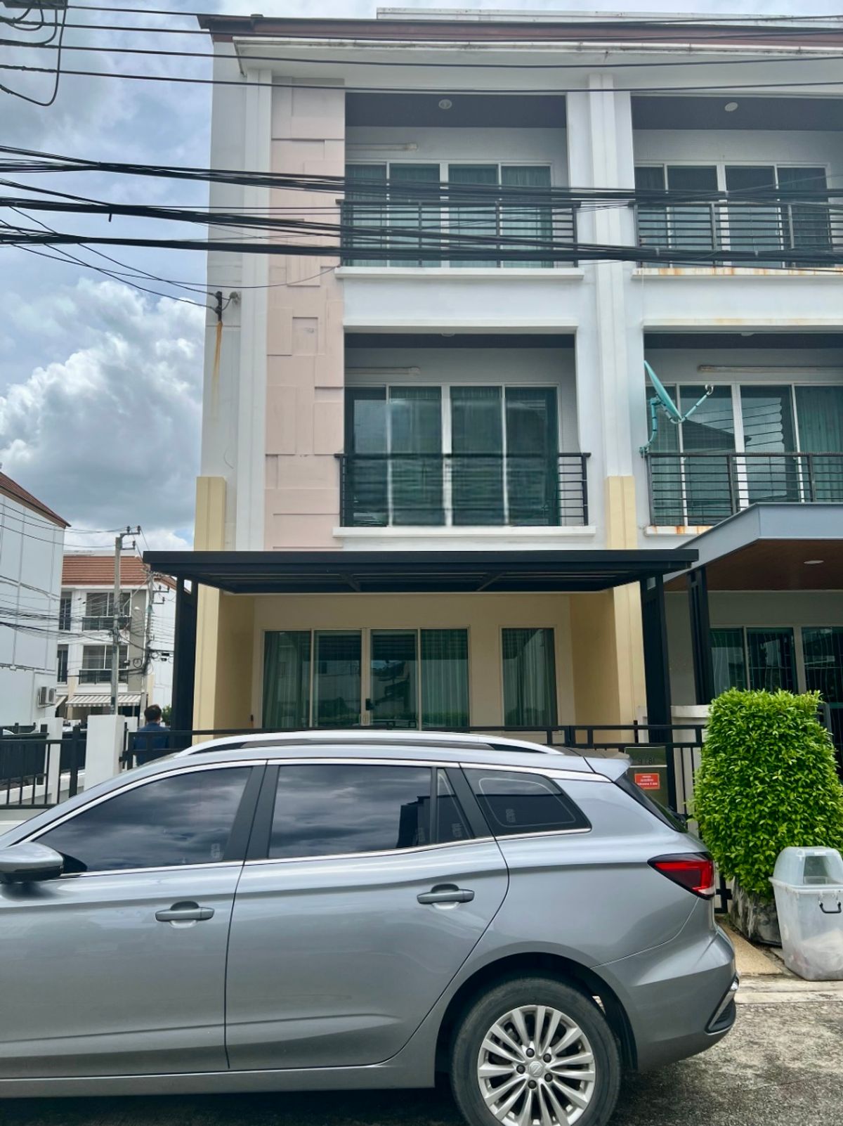 ขายทาวน์โฮมพัฒนาการ ศรีนครินทร์ : 🏡 ขายด่วน! ทาวน์โฮม 3 ชั้น บ้านกลางเมือง S-Sense ศรีนครินทร์ | รีโนเวทใหม่ทั้งหลัง ✨ บ้านเปล่า พร้อมให้คุณแต่งเติมตามสไตล์ที่ต้องการ บนทำเลศักยภาพ ใกล้รถไฟฟ้า สิ่งอำนวยความสะดวกครบครัน