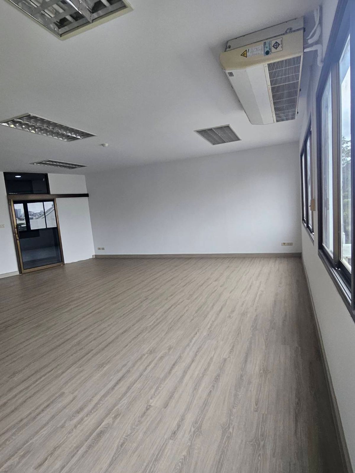 For RentSathorn, Narathiwat : The rental area can be made at 60 sqm. Good location, Narathiwat Soi 8, near BTS Chong Nonsi 20,000 months.