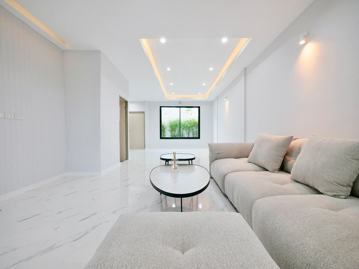 For SaleHome OfficeKaset Nawamin,Ladplakao : Sell ​​3 -story Home Office, new renovated 4 minutes to the Pink Line, Soi Khubon 27, size 24 sq.w.. There is a parking lot in front of the building. Decorated with