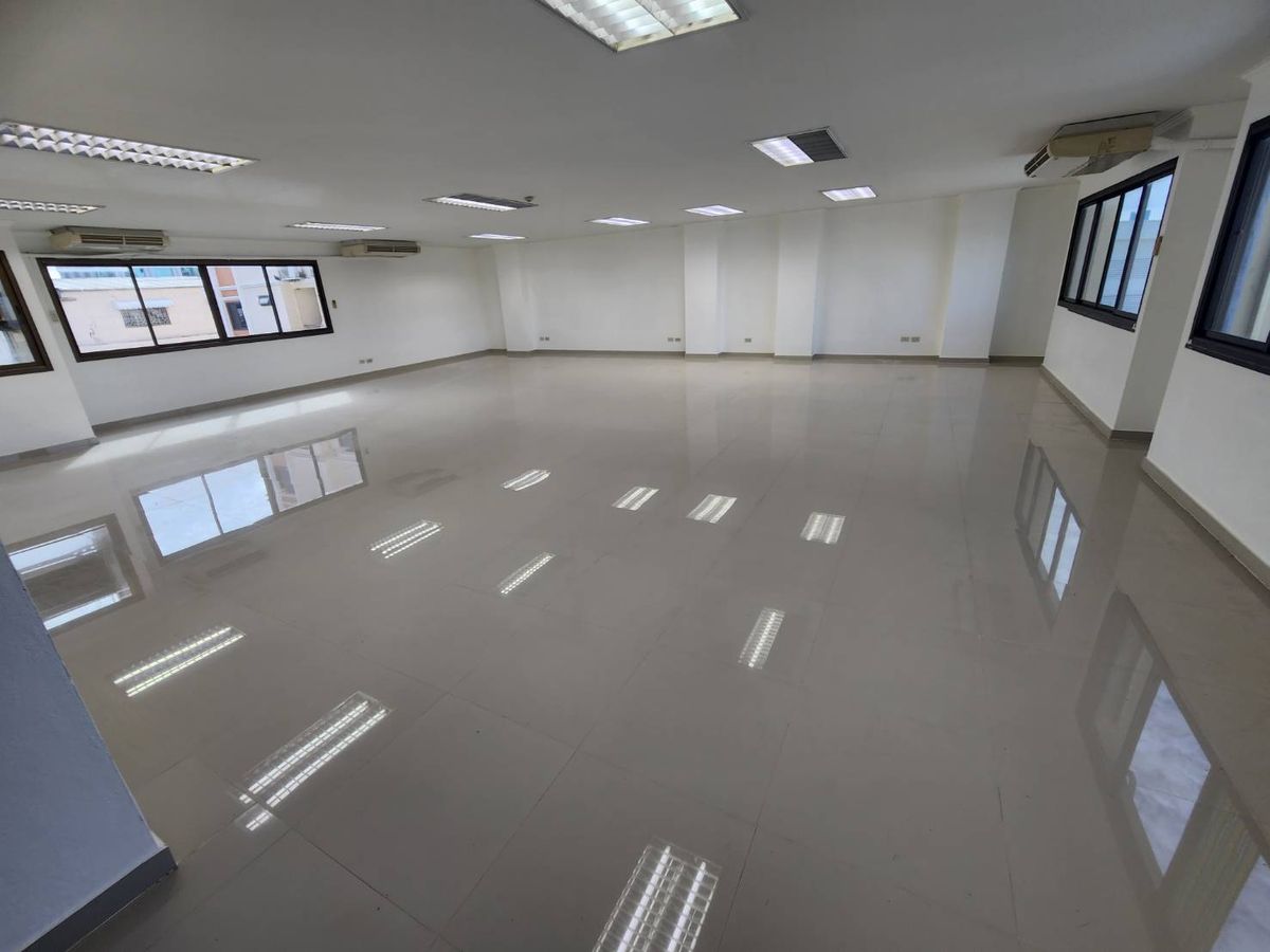 ให้เช่าสำนักงานสาทร นราธิวาส : ออฟฟิศให้เช่า ขนาด 160 ตรม ใกล้bts ช่องนนทรี ซอยนราธิวาส10 ให้เช่า 35,000/เดือน สอบถามนัดชมได้ครับ