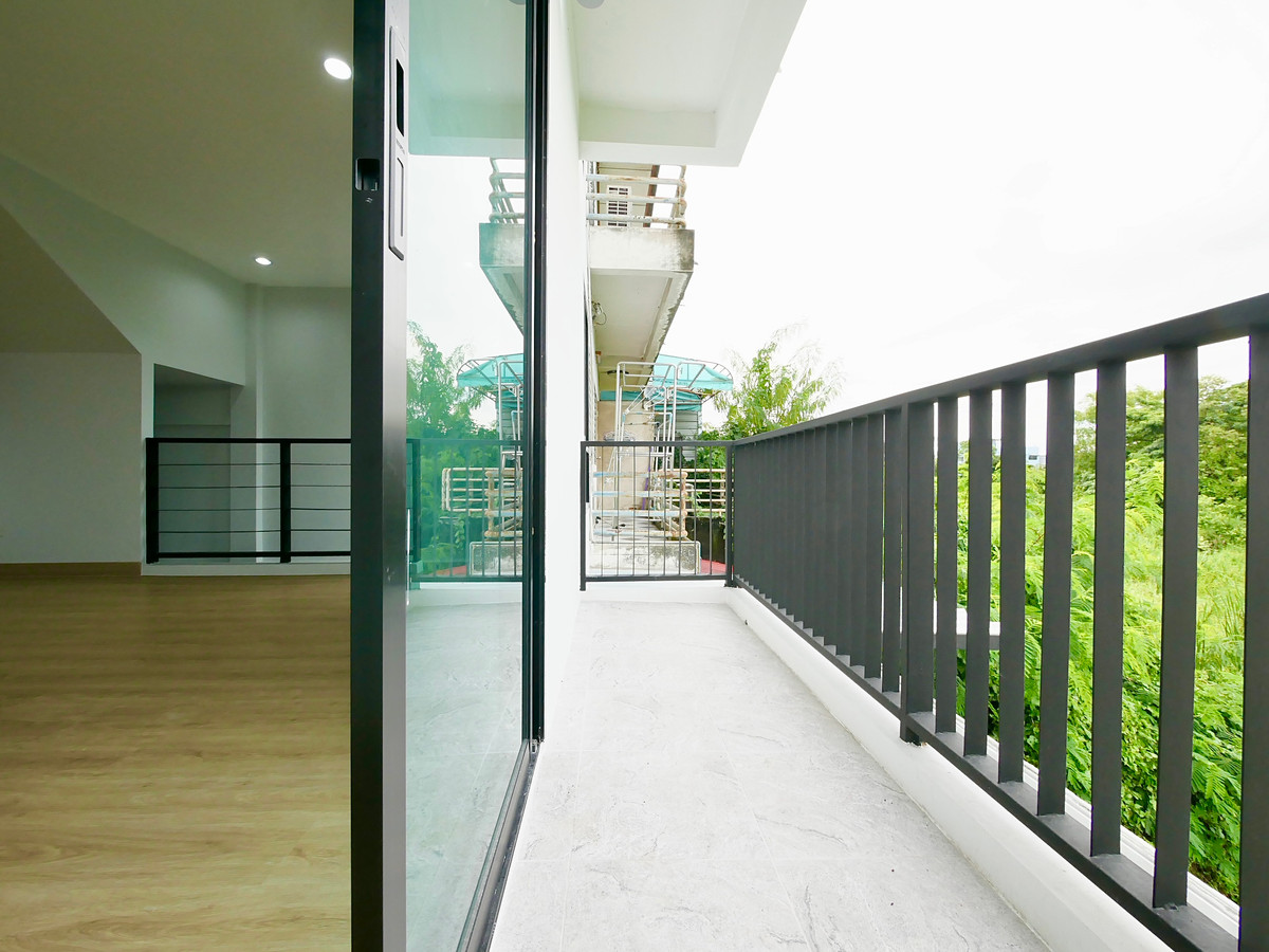 For SaleHome OfficeKaset Nawamin,Ladplakao : Sell ​​3 -story Home Office, new renovated 4 minutes to the Pink Line, Soi Khubon 27, size 24 sq.w.. There is a parking lot in front of the building. Decorated with