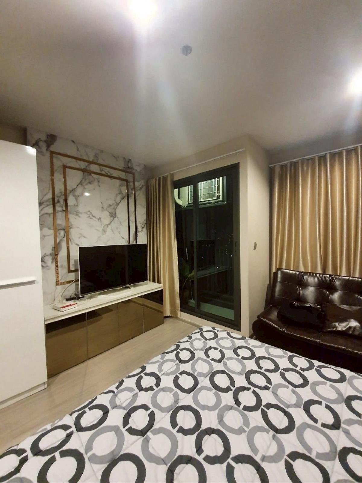 For RentCondoLadprao, Central Ladprao : Condo for rent: Life Ladprao, studio room, 15,000 baht/month, near BTS/MRT, don't miss it! Completely convenient life, close to shopping centers - educational institutions - hospitals, answering every lifestyle need!