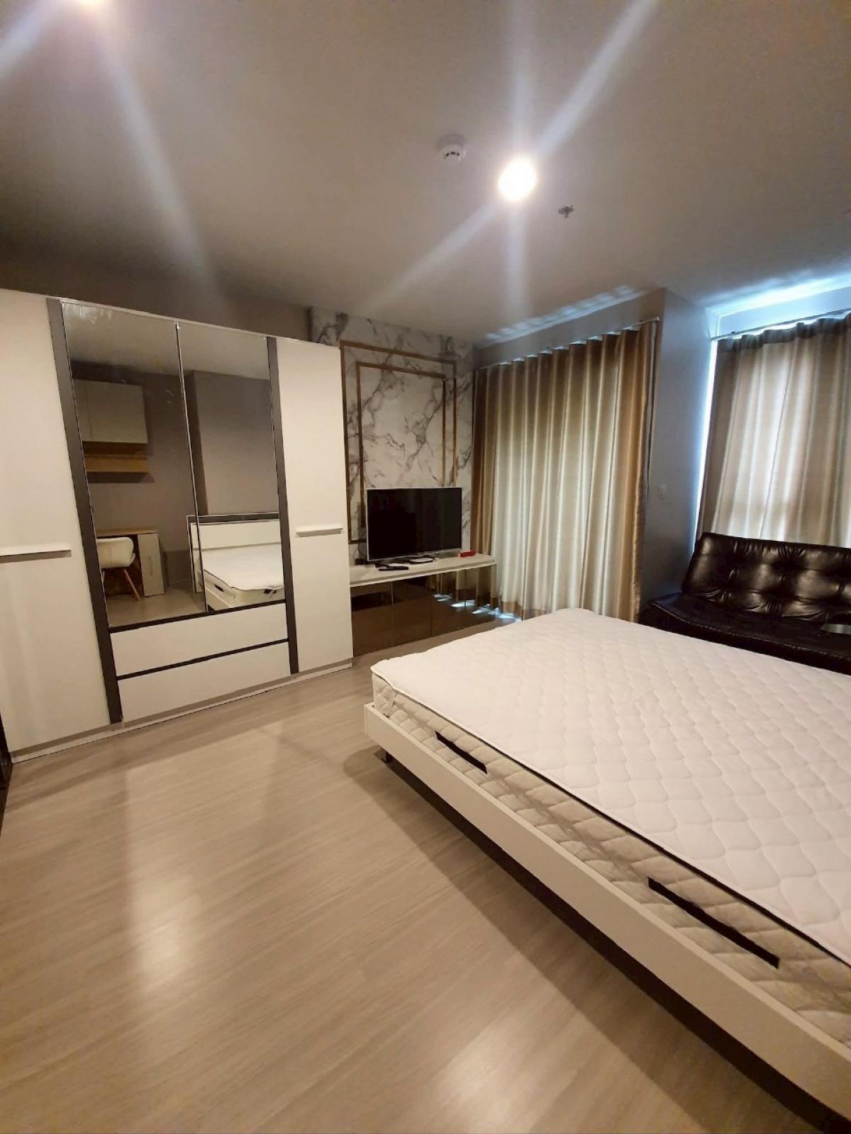For RentCondoLadprao, Central Ladprao : Condo for rent: Life Ladprao, studio room, 15,000 baht/month, near BTS/MRT, don't miss it! Completely convenient life, close to shopping centers - educational institutions - hospitals, answering every lifestyle need!