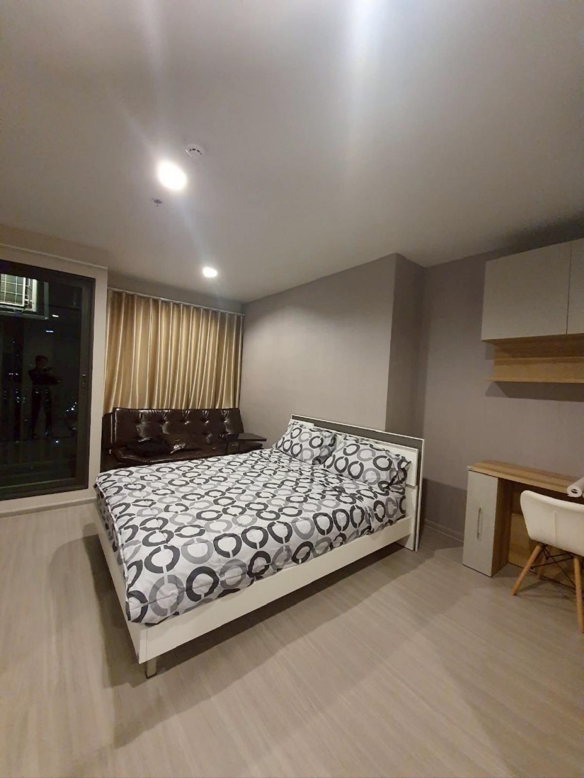 For RentCondoLadprao, Central Ladprao : Condo for rent: Life Ladprao, studio room, 15,000 baht/month, near BTS/MRT, don't miss it! Completely convenient life, close to shopping centers - educational institutions - hospitals, answering every lifestyle need!