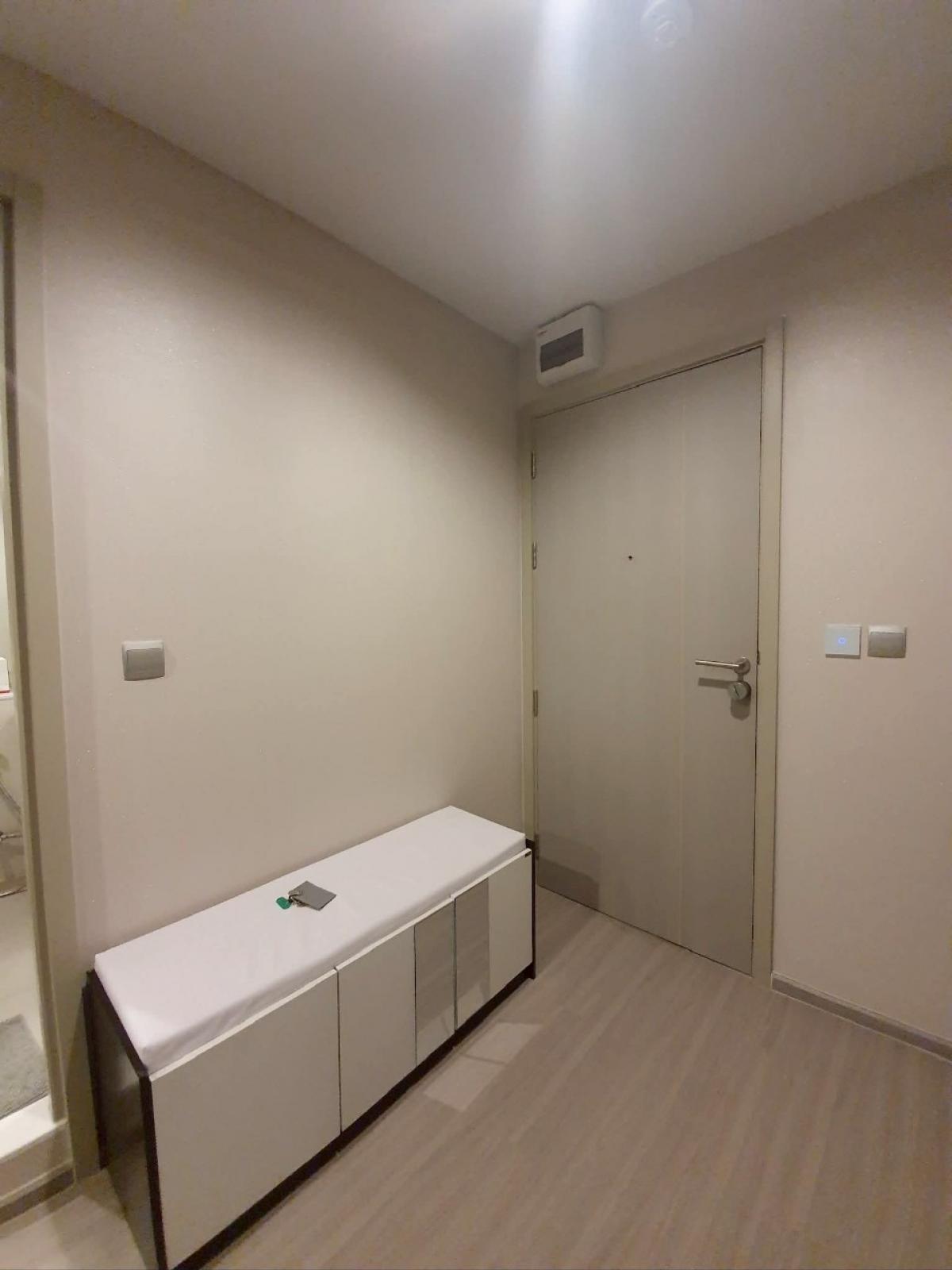 For RentCondoLadprao, Central Ladprao : Condo for rent: Life Ladprao, studio room, 15,000 baht/month, near BTS/MRT, don't miss it! Completely convenient life, close to shopping centers - educational institutions - hospitals, answering every lifestyle need!