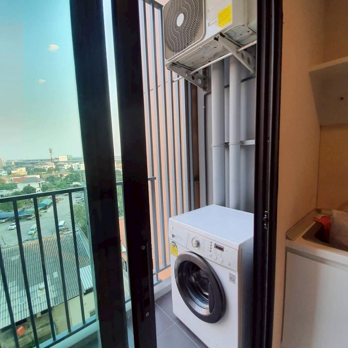 For RentCondoLadprao, Central Ladprao : Condo for rent: Life Ladprao, studio room, 15,000 baht/month, near BTS/MRT, don't miss it! Completely convenient life, close to shopping centers - educational institutions - hospitals, answering every lifestyle need!