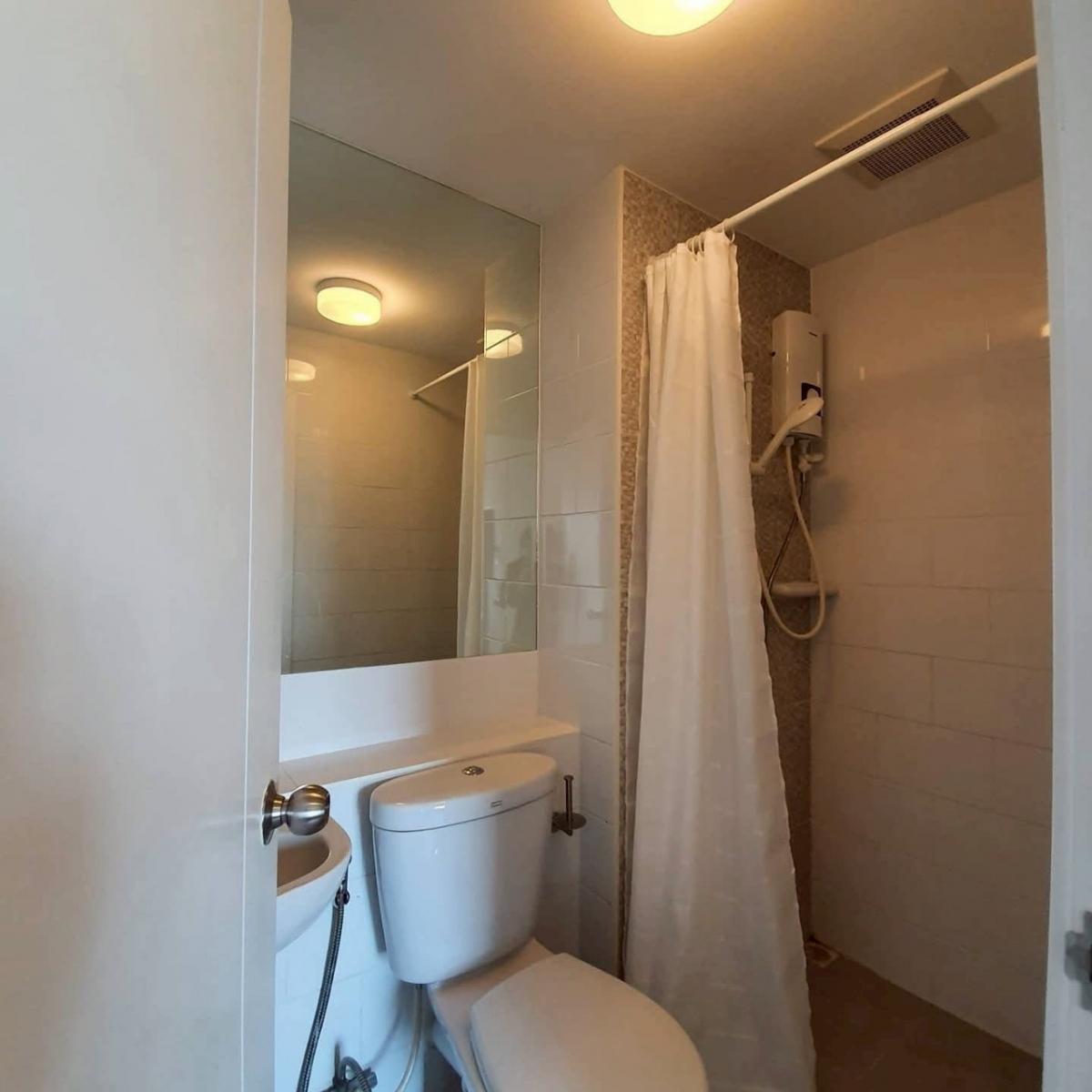 For RentCondoLadprao, Central Ladprao : Condo for rent: Life Ladprao, studio room, 15,000 baht/month, near BTS/MRT, don't miss it! Completely convenient life, close to shopping centers - educational institutions - hospitals, answering every lifestyle need!