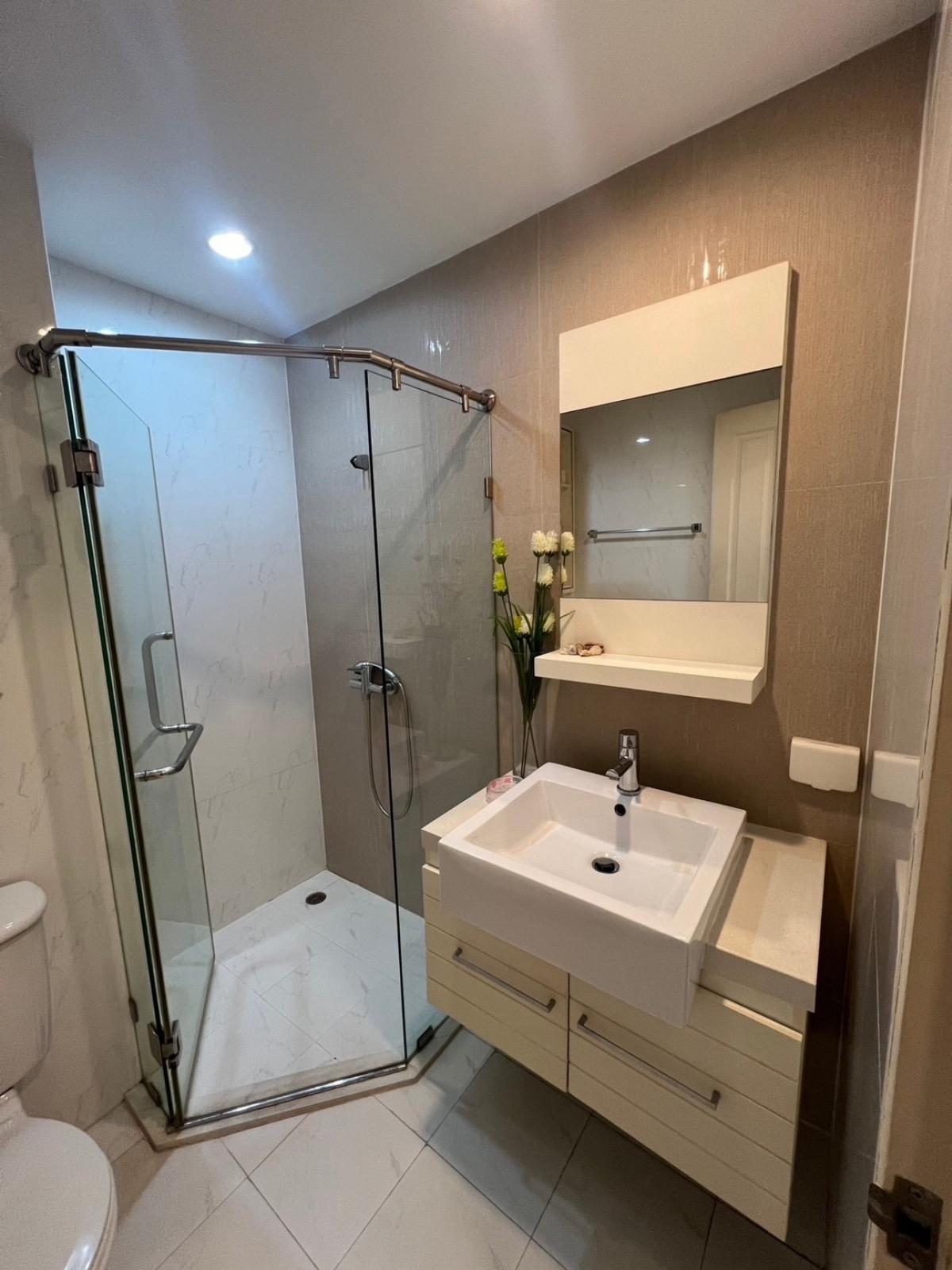 For SaleCondoSukhumvit, Asoke, Thonglor : Luxury condo with 2 bedrooms in the heart of Phrom Phong, close to BTS, 90 sq.m.Price only 11.5 million, great atmosphere, fully equipped with amenities!