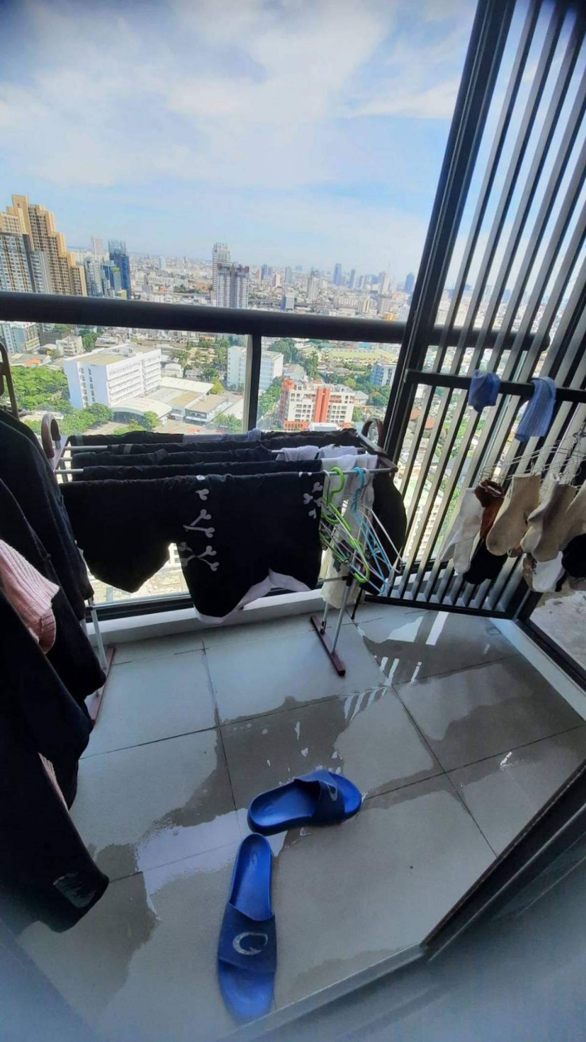 For SaleCondoSapankwai,Jatujak : Condo in the heart of Chatuchak, size 28 sq.m., priced at only 3.39 million.Within walking distance to BTS/MRT Mo Chit-Chatuchak, near fresh market and famous shopping mall!