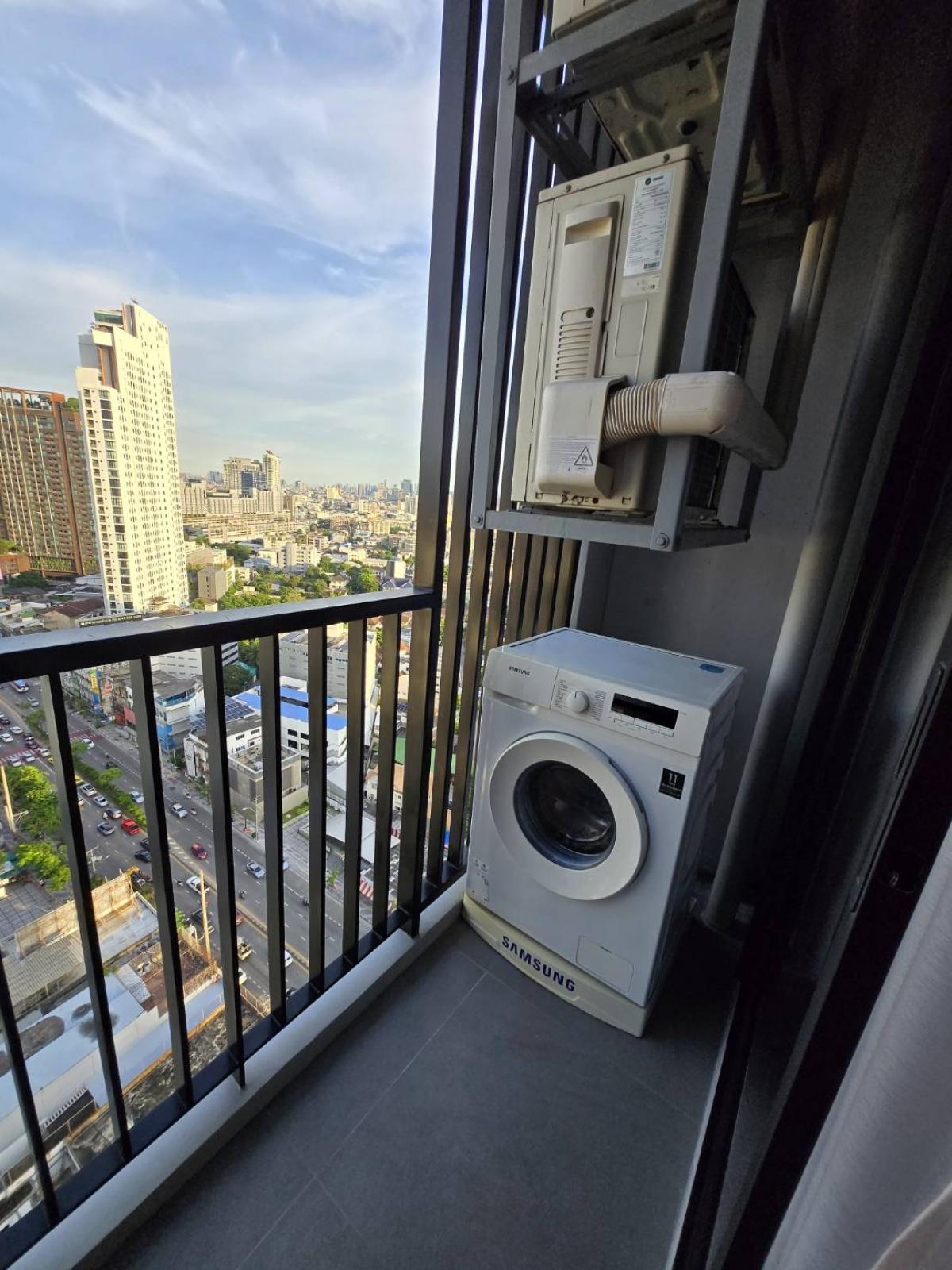 For SaleCondoSapankwai,Jatujak : Condo in the heart of Chatuchak, size 28 sq.m., priced at only 3.39 million.Within walking distance to BTS/MRT Mo Chit-Chatuchak, near fresh market and famous shopping mall!