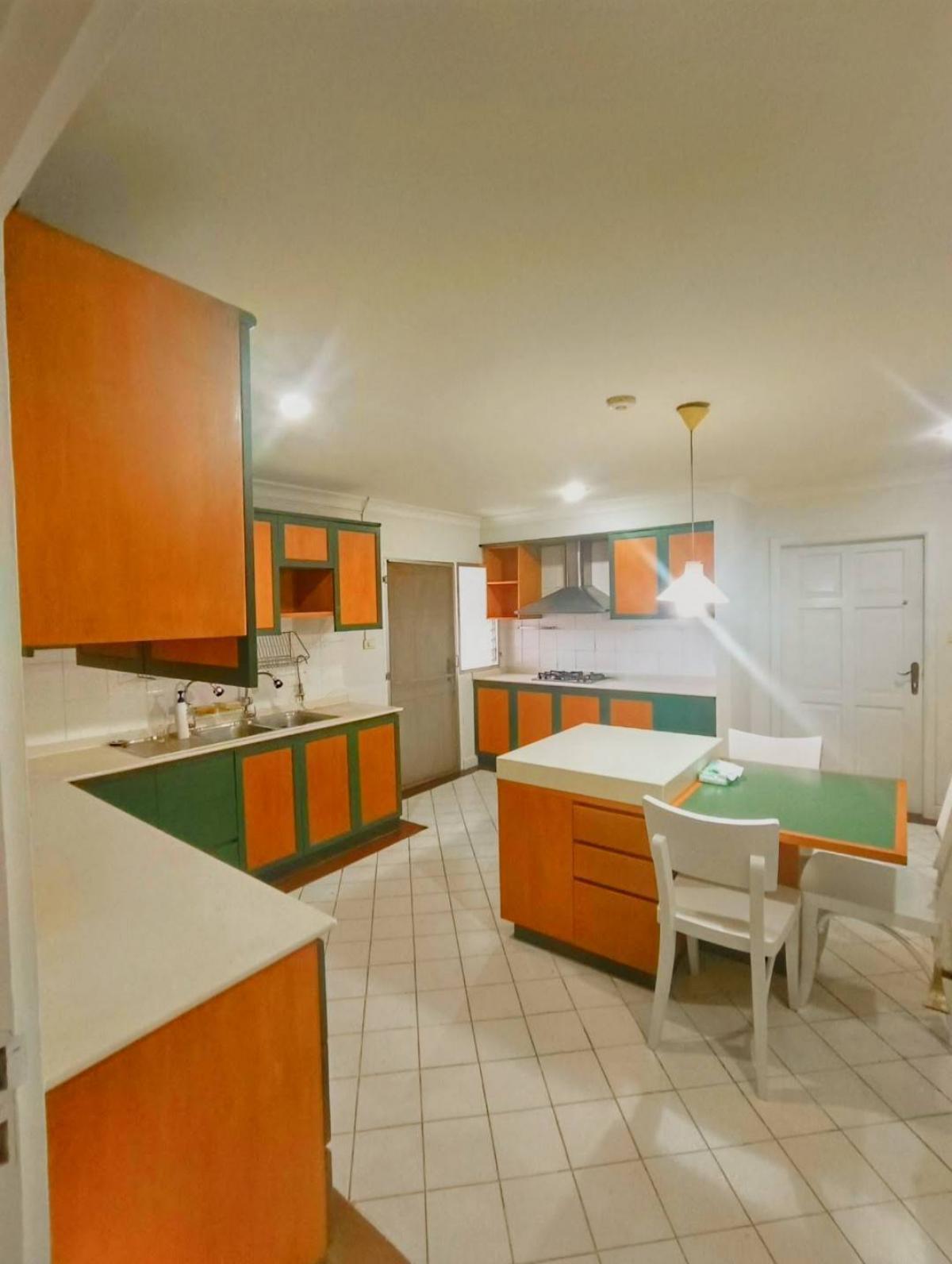 For RentCondoSukhumvit, Asoke, Thonglor : Luxurious spacious 3-bedroom 350 sqm in the heart of Ekkamai!Rent the Oriental Tower condo for only 80,000 THB/month near BTS Ekkamai!