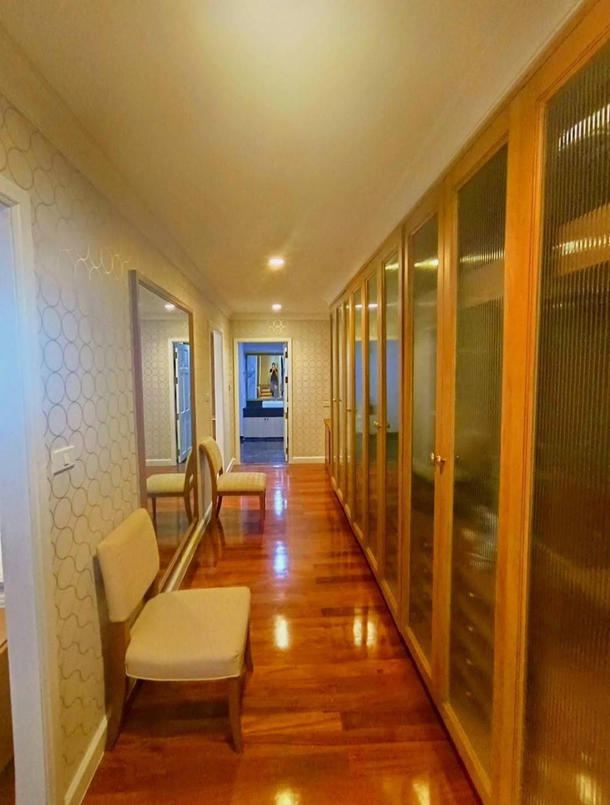 For RentCondoSukhumvit, Asoke, Thonglor : Luxurious spacious 3-bedroom 350 sqm in the heart of Ekkamai!Rent the Oriental Tower condo for only 80,000 THB/month near BTS Ekkamai!