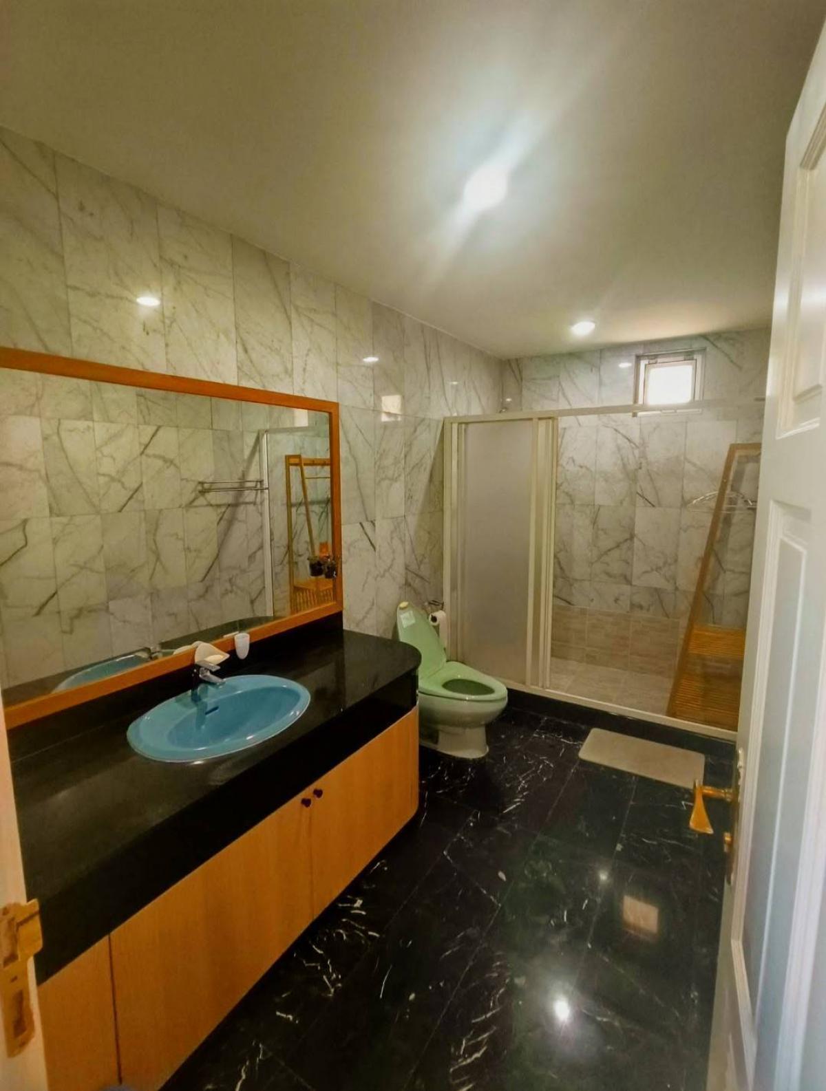 For RentCondoSukhumvit, Asoke, Thonglor : Luxurious spacious 3-bedroom 350 sqm in the heart of Ekkamai!Rent the Oriental Tower condo for only 80,000 THB/month near BTS Ekkamai!