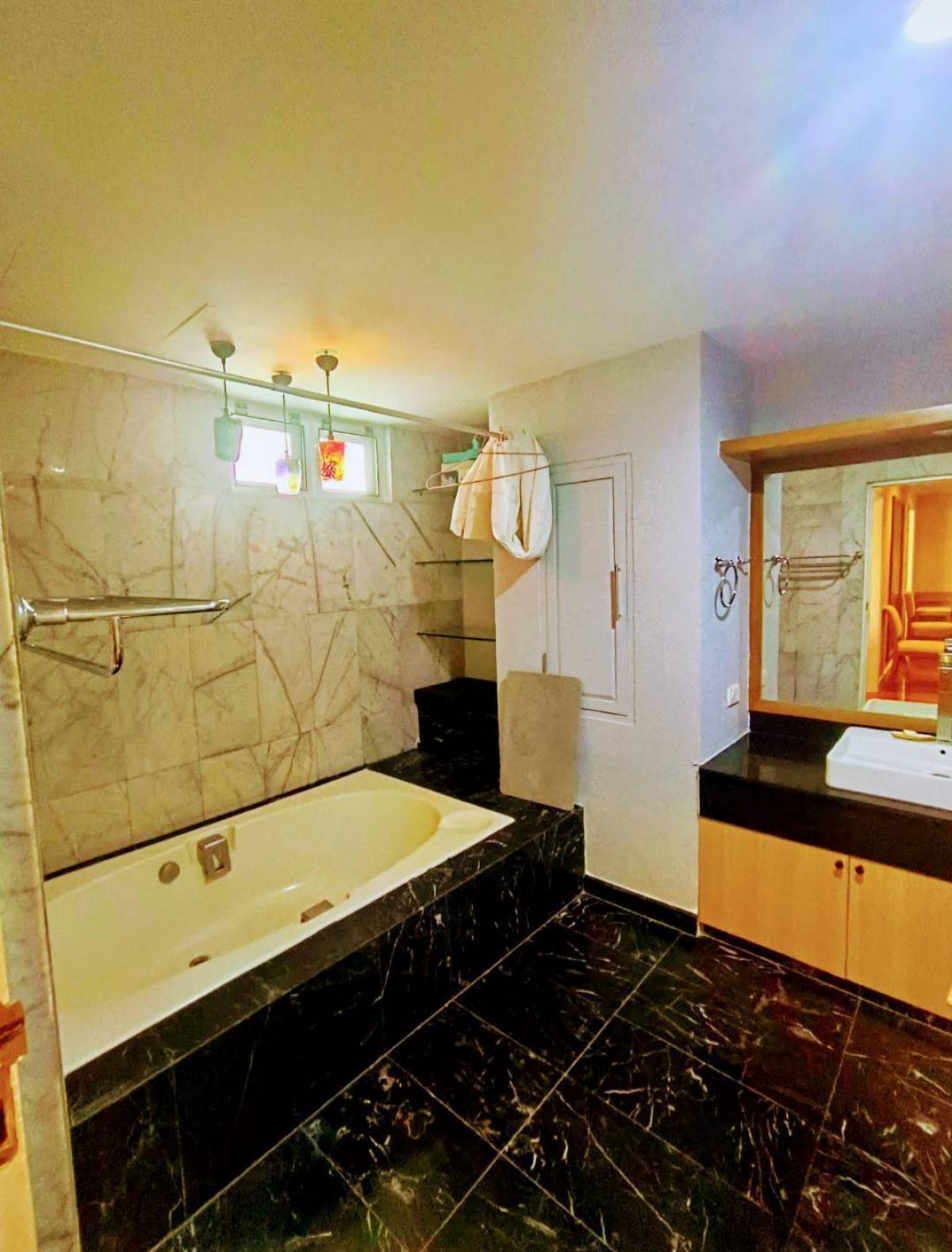 For RentCondoSukhumvit, Asoke, Thonglor : Luxurious spacious 3-bedroom 350 sqm in the heart of Ekkamai!Rent the Oriental Tower condo for only 80,000 THB/month near BTS Ekkamai!