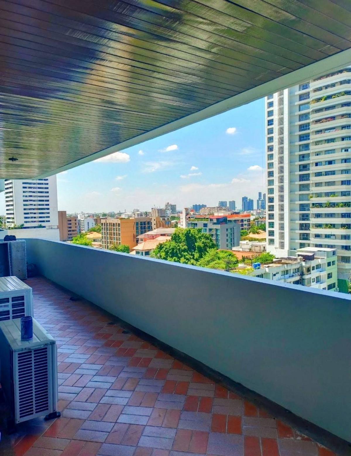 For RentCondoSukhumvit, Asoke, Thonglor : Luxurious spacious 3-bedroom 350 sqm in the heart of Ekkamai!Rent the Oriental Tower condo for only 80,000 THB/month near BTS Ekkamai!