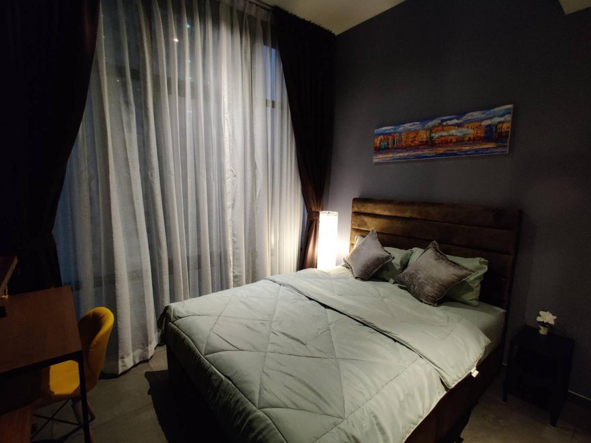 For RentCondoSukhumvit, Asoke, Thonglor : The Lofts Asoke 3 bedrooms 145 sq.m. near MRT PhetchaburiRent price 195,000 baht/month with complete facilities!