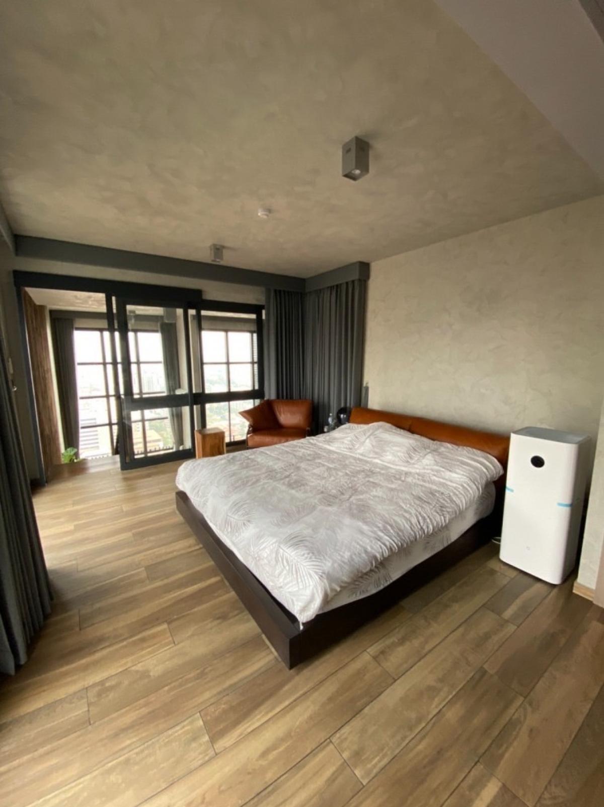 For RentCondoSukhumvit, Asoke, Thonglor : The Lofts Asoke 3 bedrooms 145 sq.m. near MRT PhetchaburiRent price 195,000 baht/month with complete facilities!