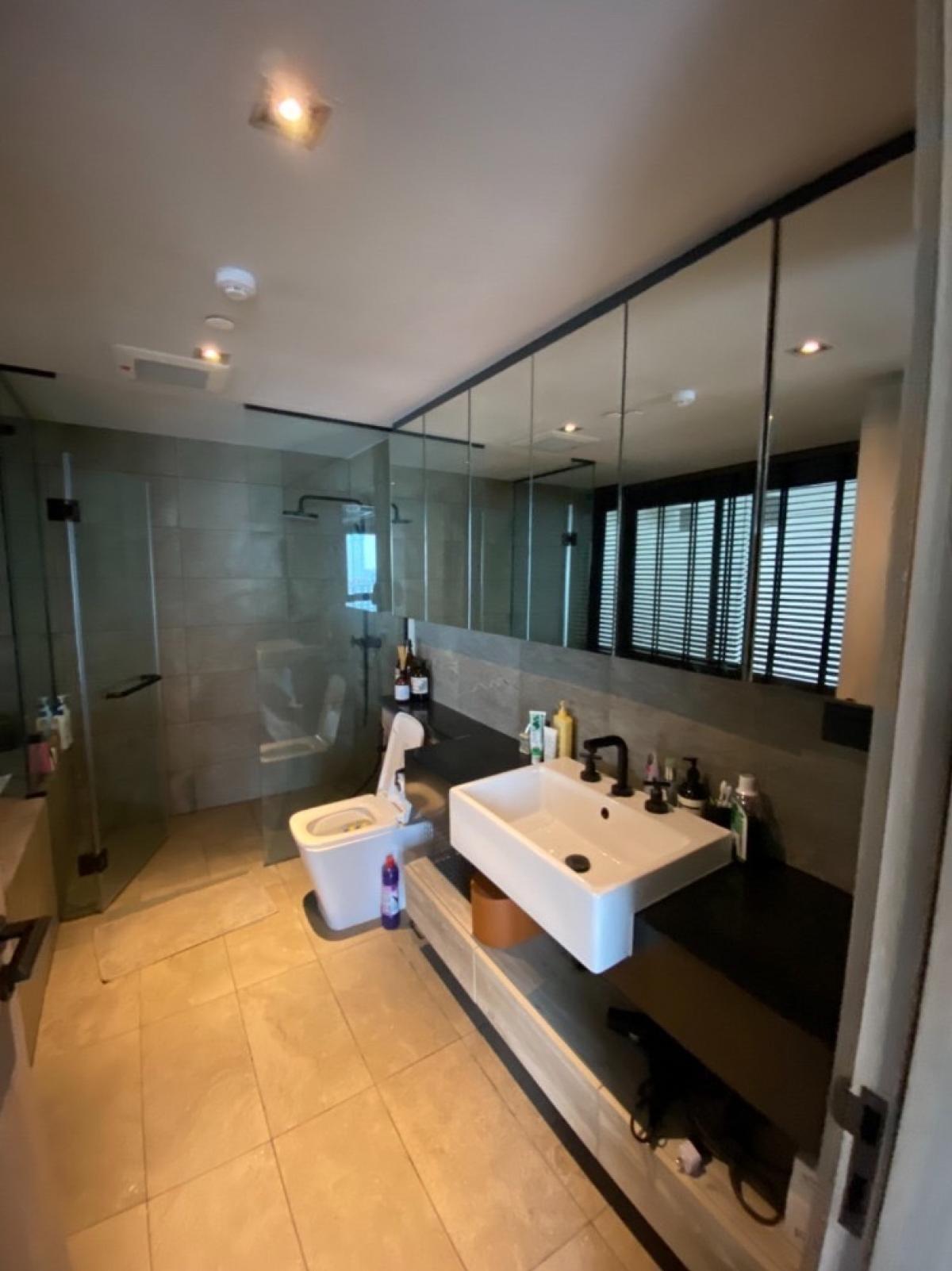 For RentCondoSukhumvit, Asoke, Thonglor : The Lofts Asoke 3 bedrooms 145 sq.m. near MRT PhetchaburiRent price 195,000 baht/month with complete facilities!